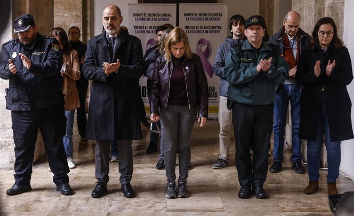 La delegada del Gobierno en la Comunitat Valenciana, Pilar Bernabé, preside el minuto de silencio en condena del asesinato por violencia de género en Catarroja