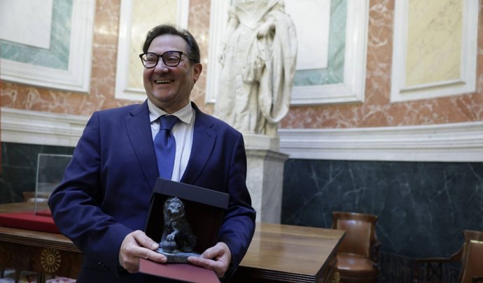 El periodista de Europa Press Javier Calvo recibe el Premio Josefina Carabias