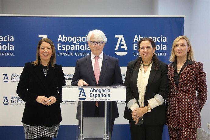 De izq. A dcha: la decana de Barcelona Cristina Vallejo, el presidente de la Abogacía Salvador González, la secretaria general Encarna Orduna y Marga Cerro, vicesecretaria general.
