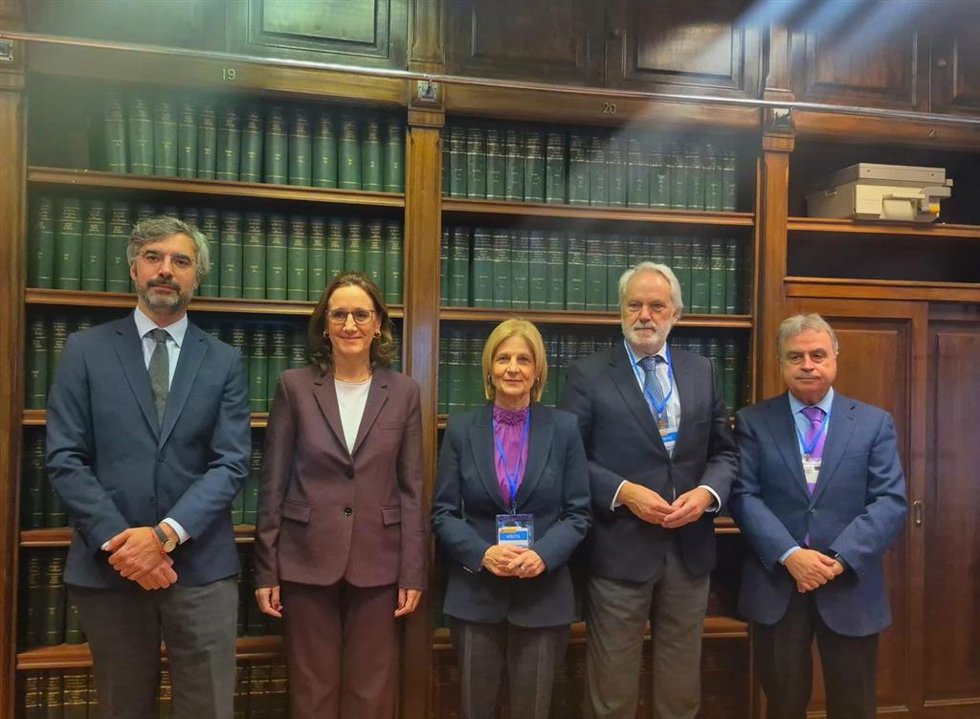 La alcaldesa de Jerez de la Frontera (Cádiz), María José García-Pelayo, en una reunión en Madrid con la secretaría general del Ministerio de Transportes, Rocío Baguena, para hablar de conexiones