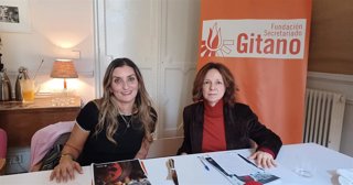 La directora de la Fundación Secretariado Gitano, Sara Giémenez (i) y la directora de 40dB, Belén Barreiro (d) en la presentación del barómetro 'La Mirada Social sobre el Pueblo Gitano en España'