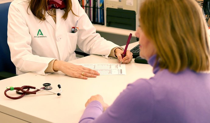Imagen de la Junta de Andalucía de una mujer siendo atendida por su médica de cabecera.