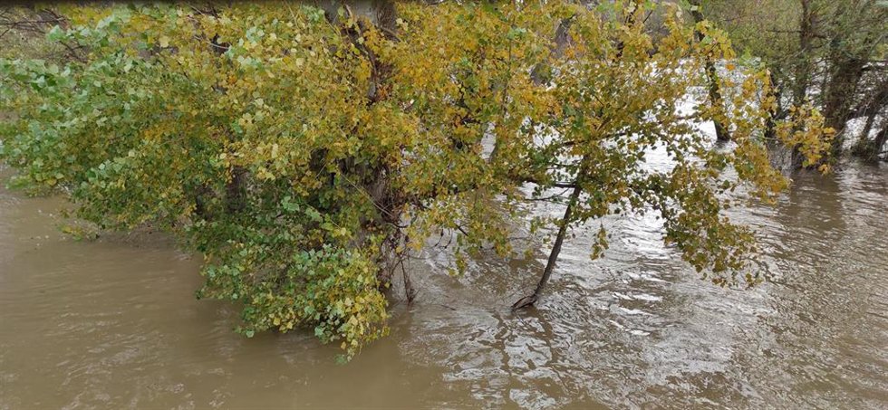 Archivo - El río Ebro en Logroño con importante crecida