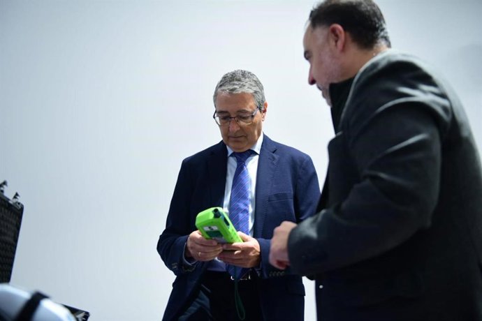 El alcalde de Rincón de la Victoria supervisa los nuevos etilómetro evidencial y drogotest