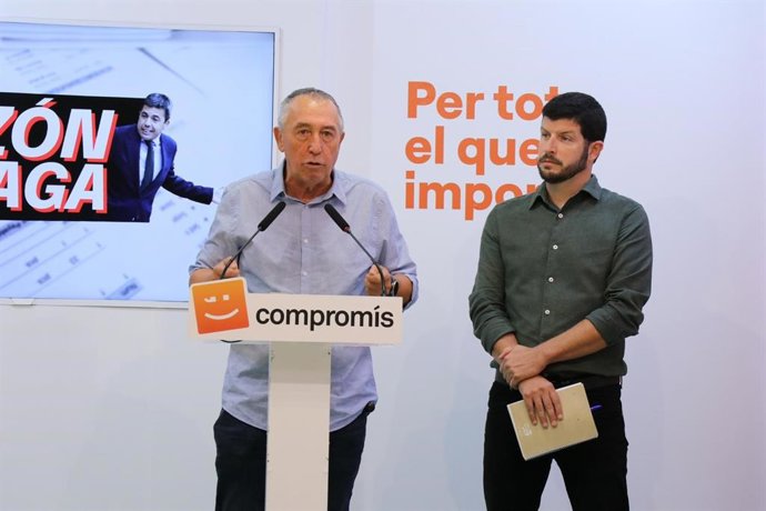 Archivo - Arxiu - El síndic de Compromís en Les Corts, Joan Baldoví, i el diputat de la coalició Carles Esteve