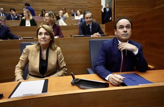 El nuevo president de la Generalitat, Juanfran Pérez Llorca, toma posesión de su cargo, en Les Corts Valencianes, junto a la vicepresidenta Susana Camarero