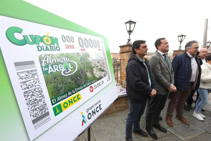 El alcalde de Toledo, Carlos Velázquez, ha participado hoy en la presentación del cupón de la ONCE del próximo 23 de diciembre.