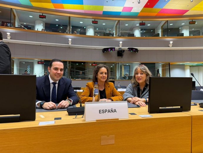La consejera de Sostenibilidad y Medio Ambiente de la Junta de Andalucía, Catalina García, en el centro de la imagen, tomada este martes en Bruselas.