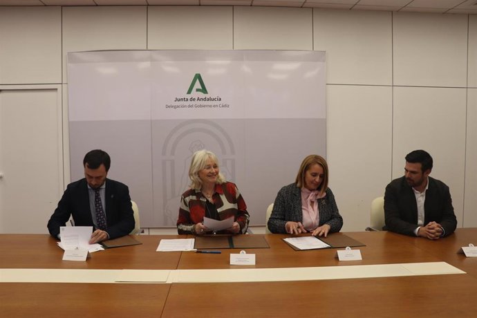 Mercedes Colombo en la entrega parcial al Ayuntamiento de Puerto Real de obras ejecutadas de la nueva EDAR.
