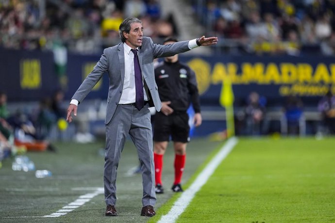 Archivo - Guillermo Almada, head coach of Real Valladolid, gestures during the Spanish league, LaLiga Hypermotion, football match played between Cadiz CF and Real Valladolid at Nuevo Mirandilla stadium on November 9, 2025, in Cadiz, Spain.