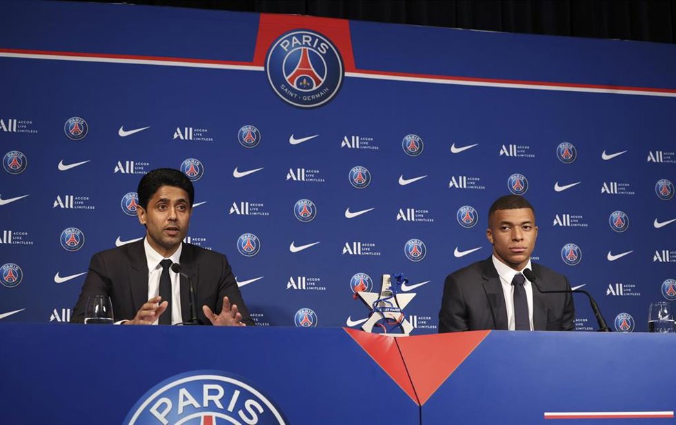 Archivo - El presidente del PSG, Nasser Al Khelaifi, junto al jugador Kylian Mbappé, en una rueda de prensa.