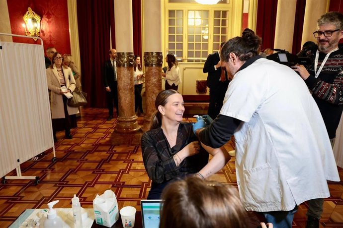 La presidenta del Govern, Marga Prohens, se vacuna contra la gripe en el Parlament