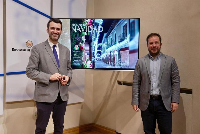 El alcalde de Medina de Rioseco (Valladolid), David Esteban, (i) y el presidente de la Asociación de Empresarios Riosecanos y Comarca (Aempryc), Fran de la Iglesia, (d) durante la presentación de las actividades navideñas en la localidad.