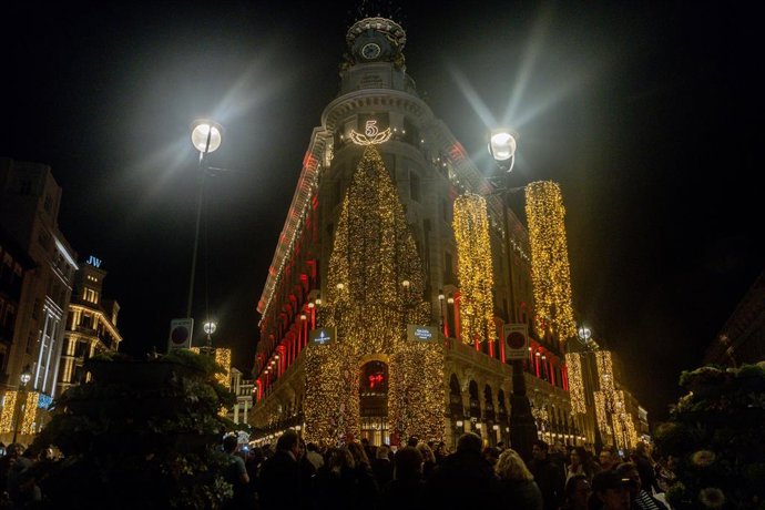 Fachada de las Galerías Canalejas iluminada con alumbrado navideño, a 14 de diciembre de 2025, en Madrid (España).