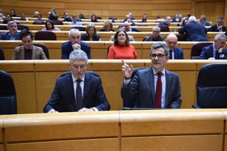 El ministro del Interior, Fernando Grande-Marlaska (i), y el ministro de la Presidencia, Justicia y Relaciones con las Cortes, Félix Bolaños (d), durante una sesión de control al Gobierno, en el Senado, a 16 de diciembre de 2025, en Madrid (España).