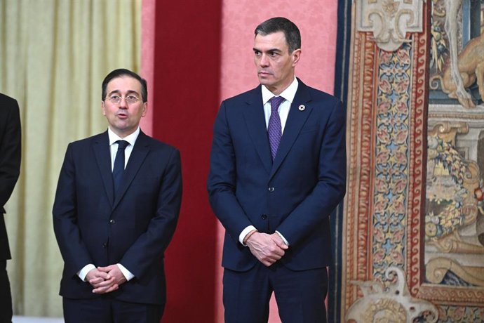 Archivo - (I-D) El Ministro de Asuntos Exteriores, José Manuel Albares, y el presidente del Gobierno, Pedro Sánchez, durante la reunión anual del Patronato Instituto Cervantes celebrada en el Palacio Real de El Pardo, a 05 de febrero de 2025, en Madrid (E