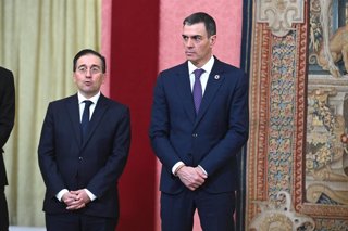 Archivo - (I-D) El Ministro de Asuntos Exteriores, José Manuel Albares, y el presidente del Gobierno, Pedro Sánchez