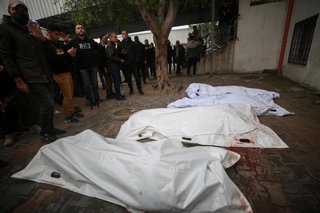 Palestins junt amb els cossos de diversos morts per un atac d'Israel contra la ciutat de Gaza, al nord de la Franja de Gaza, malgrat l'alto el foc en vigor des del 10 d'octubre del 2025 (arxiu)