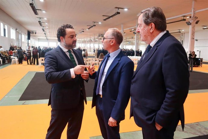 Los diputados autonómicos de Vox, David Arranz y Juan Vidal, con el concejal de este partido en Alcañiz, Carlos Andreu.