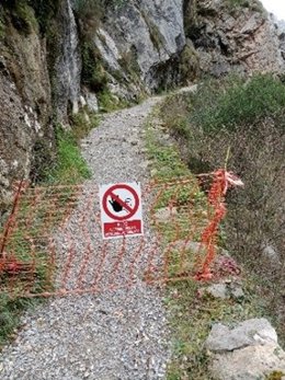 Tramo de la vertiente leonesa de la Ruta del Cares que permanece cerrado tras el desprendimiento producido el pasado día 9.