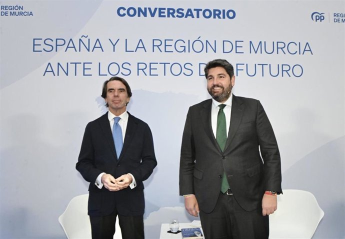 El expresidente del Gobierno, José María Aznar, y el presidente del Partido Popular en la Región de Murcia, Fernando López Miras