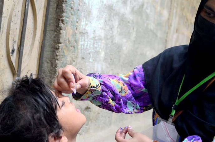 September 24, 2025, Pakistan: KARACHI, PAKISTAN, DEC 15: Health worker administrates polio-vaccine drops to a child .during anti-polio immunization campaign, at Gulberg area in Karachi on Monday, December 15, .2025.
