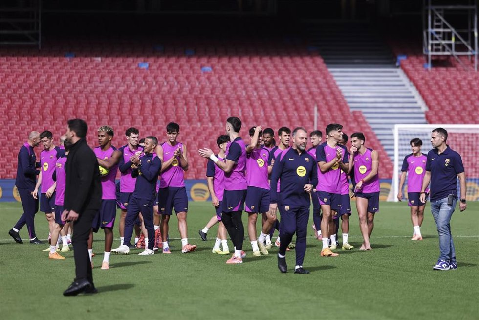 Archivo - Jugadores del Bara en el entrenamiento de puertas abiertas de noviembre en el Spotify Camp Nou