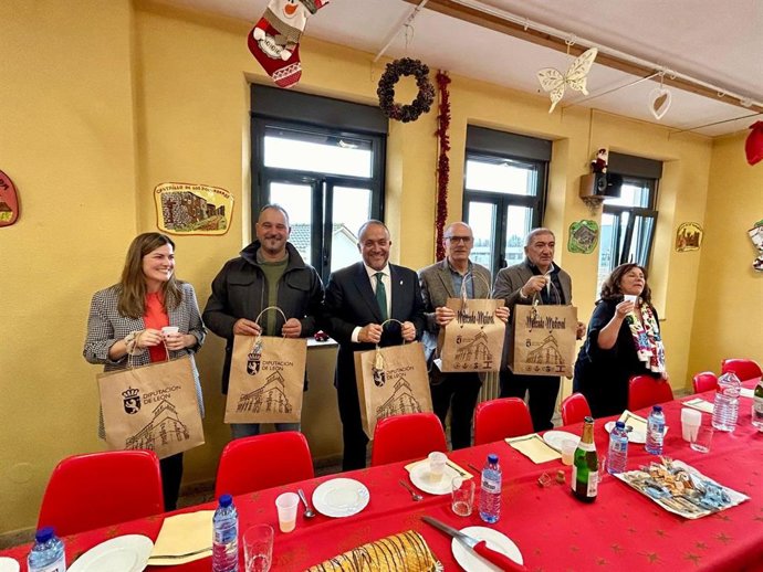 El presidente de la Diputación de León, Gerardo Álvarez Courel (tercero por la izquierda) en el centro asistencial Sagrado Corazón.