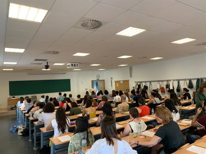 Archivo - Imagen de archivo de unos exámenes de las oposiciones del Servicio Andaluz de Salud (SAS). 