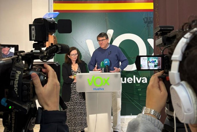 El parlamentario de Vox en Andalucía por Huelva, Rafael Segovia, y la presidente provincial de Vox en Huelva, María López, este martes en rueda de prensa.