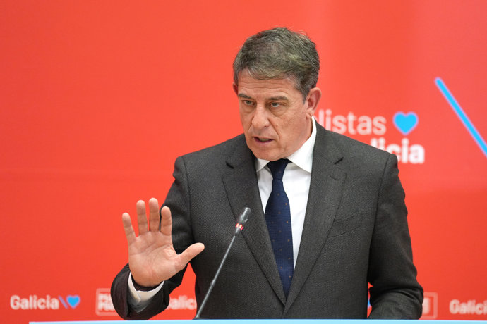 El secretario general del PSdeG y portavoz del Grupo Socialista en el Parlamento de Galicia, José Ramón Gómez Besteiro, hace declaraciones ante los medios, en el Parlamento de Galicia, a 16 de diciembre de 2025, en Santiago de Compostela, A Coruña, 