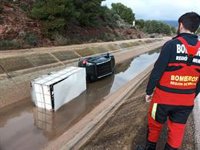 Cae un vehículo ocupado por dos personas al canal del trasvase en Totana (Murcia)
