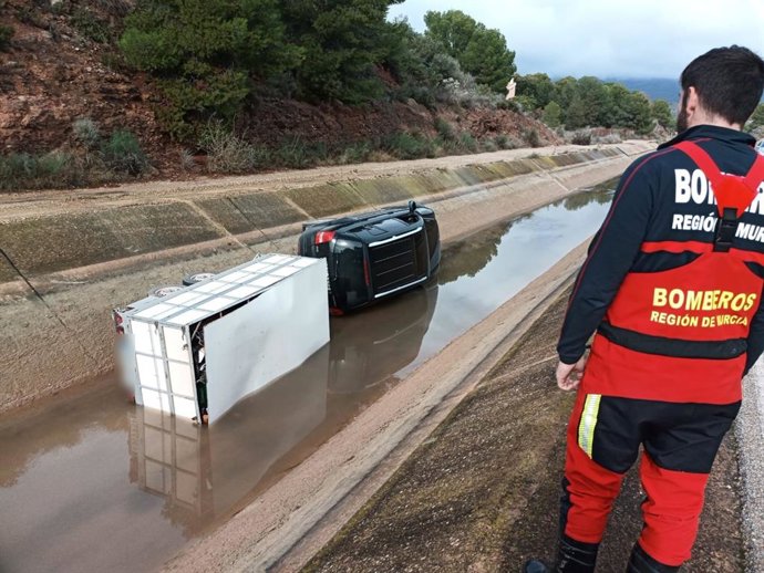 Un bombero observa el vehículo dentro del canal del trasvase