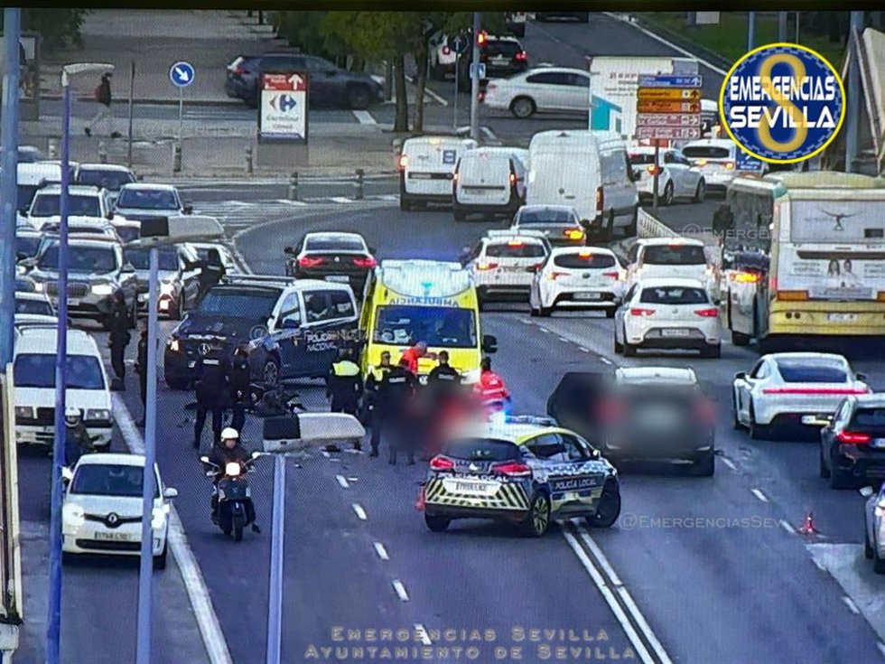 Accidente de tráfico en el Puente del Cristo de la Expiración de Sevilla.
