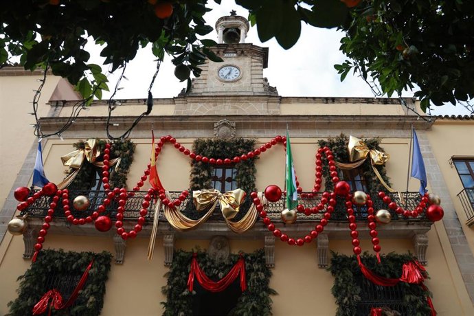 Fachada del Ayuntamiento de Jerez con motivos navideños.