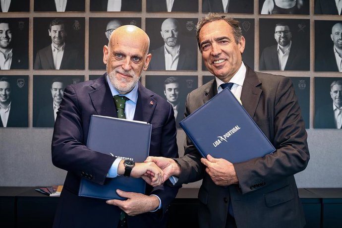 El presidente de LaLiga, Javier Tebas, y el presidente de Liga Portugal, Reinaldo Teixeira, firman un acuerdo de renovación.