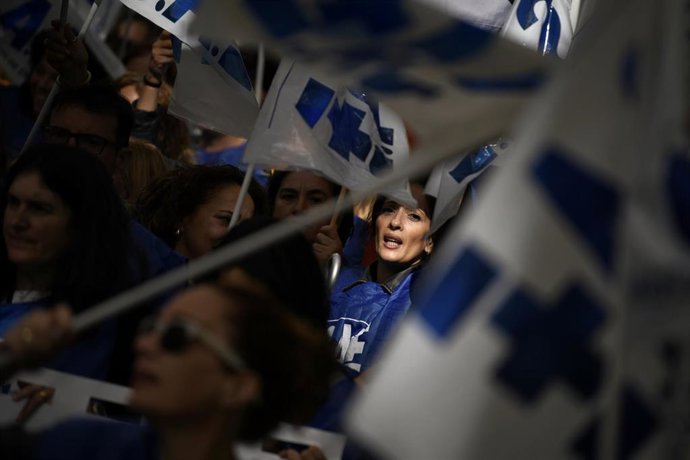 Archivo - Imagen de archivo de técnicos sanitarios durante una manifestación.