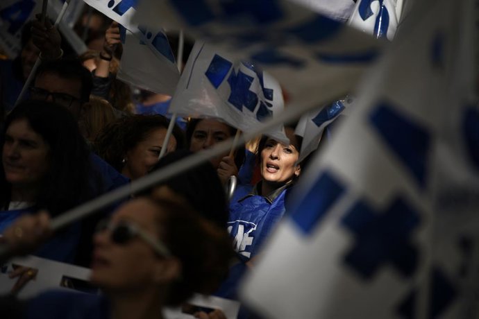 Archivo - Técnicos sanitarios durante la manifestación, frente al Ministerio de Sanidad, a 17 de octubre de 2024, en Madrid (España). Más de dos mil técnicos sanitarios, procedentes de todas las provincias de España, según las previsiones del sindicato SA