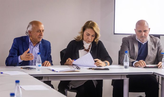 Antonio Olmedo, president d'APROVA, Susana Camarero, vicepresidenta primera i consellera d'Habitatge, i Vicente Llácer, vicepresident d'APROVA.