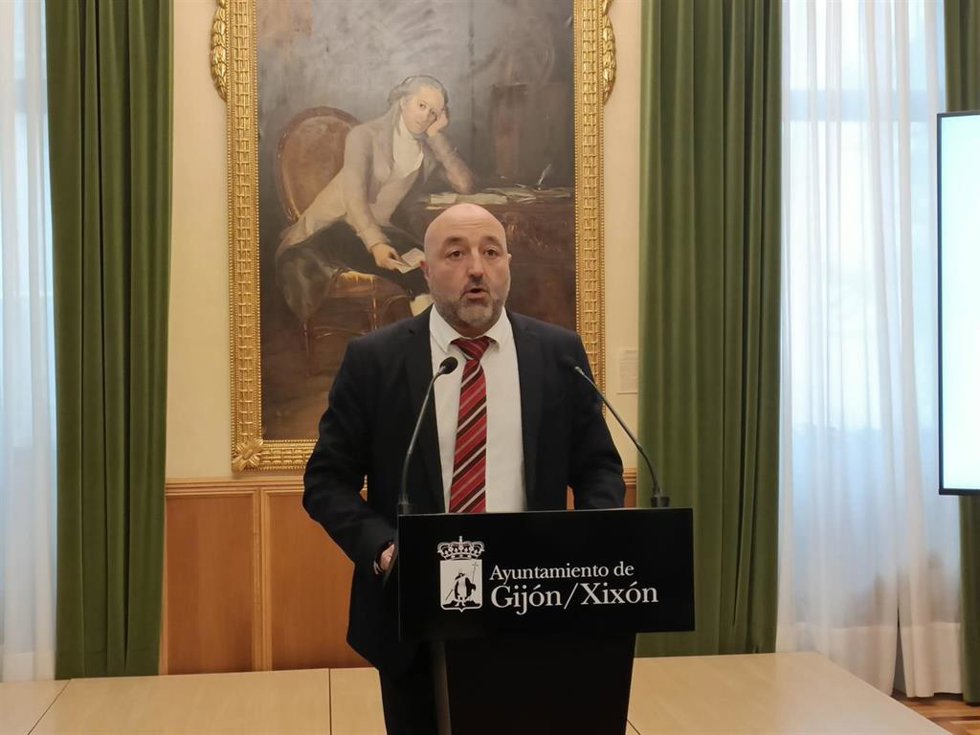 Archivo - El concejal de Servicios Sociales, Vivienda y Cooperación del Ayuntamiento de Gijón, Guzmán Pendás.