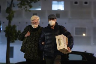 Varias personas con mascarilla a su salida del Hospital Universitario Vall d'Hebron, a 9 de diciembre de 2025, en Barcelona, Catalunya (España).