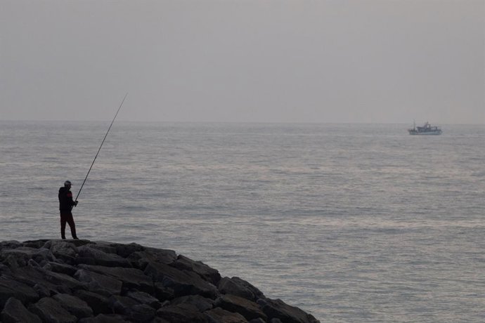 Archivo - Arquivo - 18 de junho de 2025, Costa Nova, Santiago, Portugal: Um homem pesca na praia de Costa Nova, em Ilhavo, Portugal.