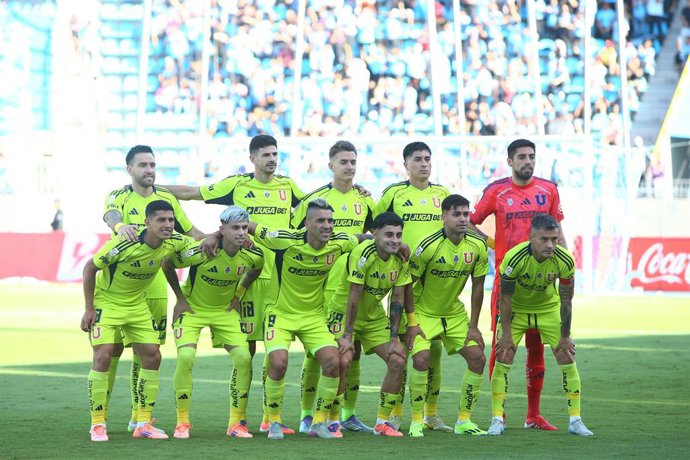 Futbol, Deportes Iquique vs Universidad de Chile. Fecha 30, Liga de Primera 2025. Los jugadores de Universidad de Chile posan a los fotografos antes del partido de primera division disputado en el estadio Tierra de Campeones de Iquique,