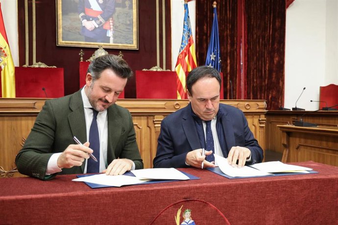 El 'president' de la Generalitat, Juanfran Pérez Llorca (d), y el alcalde de Elche (Alicante), Pablo Ruz (i), durante la firma del convenio entre ambas administraciones para la implantación del E-TRAM