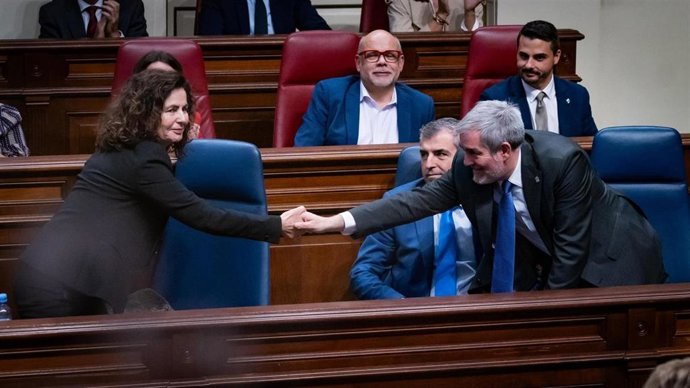 La consejera de Hacienda del Gobierno de Canarias, Matilde Asián, saluda al presidente de Canarias, Fernando Clavijo, tras aprobarse los presupuestos autonómicos