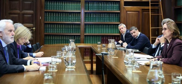 La alcaldesa de Jerez de la Frontera (Cádiz), María José García-Pelayo, en una reunión en Madrid con la secretaria general del Ministerio de Transportes, Rocío Baguena, para hablar de conexiones de la ciudad