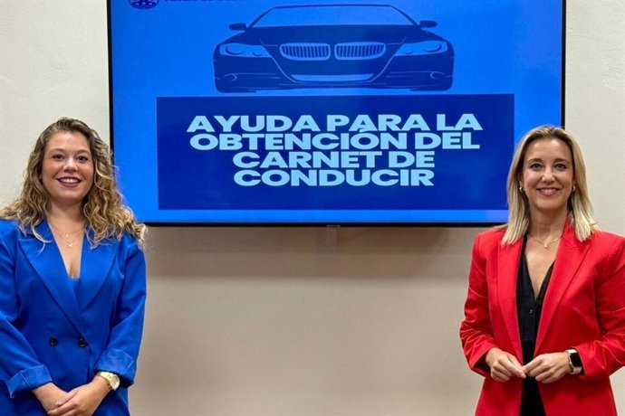 La alcaldesa de Alcalá de Guadaíra, Ana Isabel Jiménez, y la delegada municipal de Empleo y Juventud, Paula Fuster.