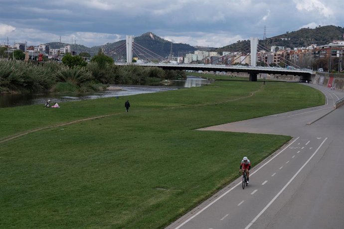 Archivo - Diverses persones al parc fluvial del Besòs
