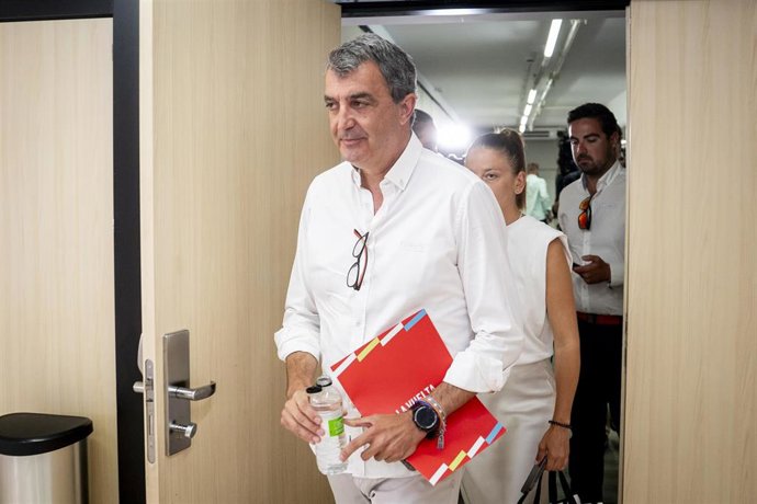 Archivo - El director de La Vuelta Ciclista a España, Javier Guillén, llega a una rueda de prensa, tras finalizar la Vuelta Ciclista a España 2025, en Madrid (España).