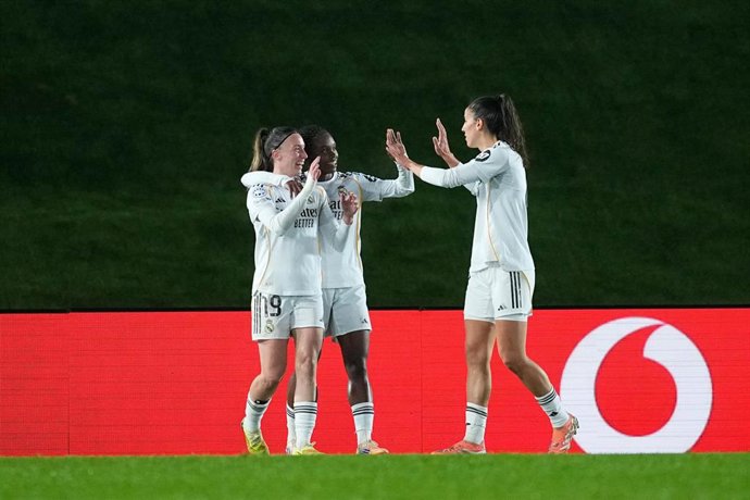 Linda Caicedo celebra con Eva Navarro y Rocío Gálvez el 2-0 en el Real Madrid-Wolfsburgo de la Liga de Campeones 2025-2026